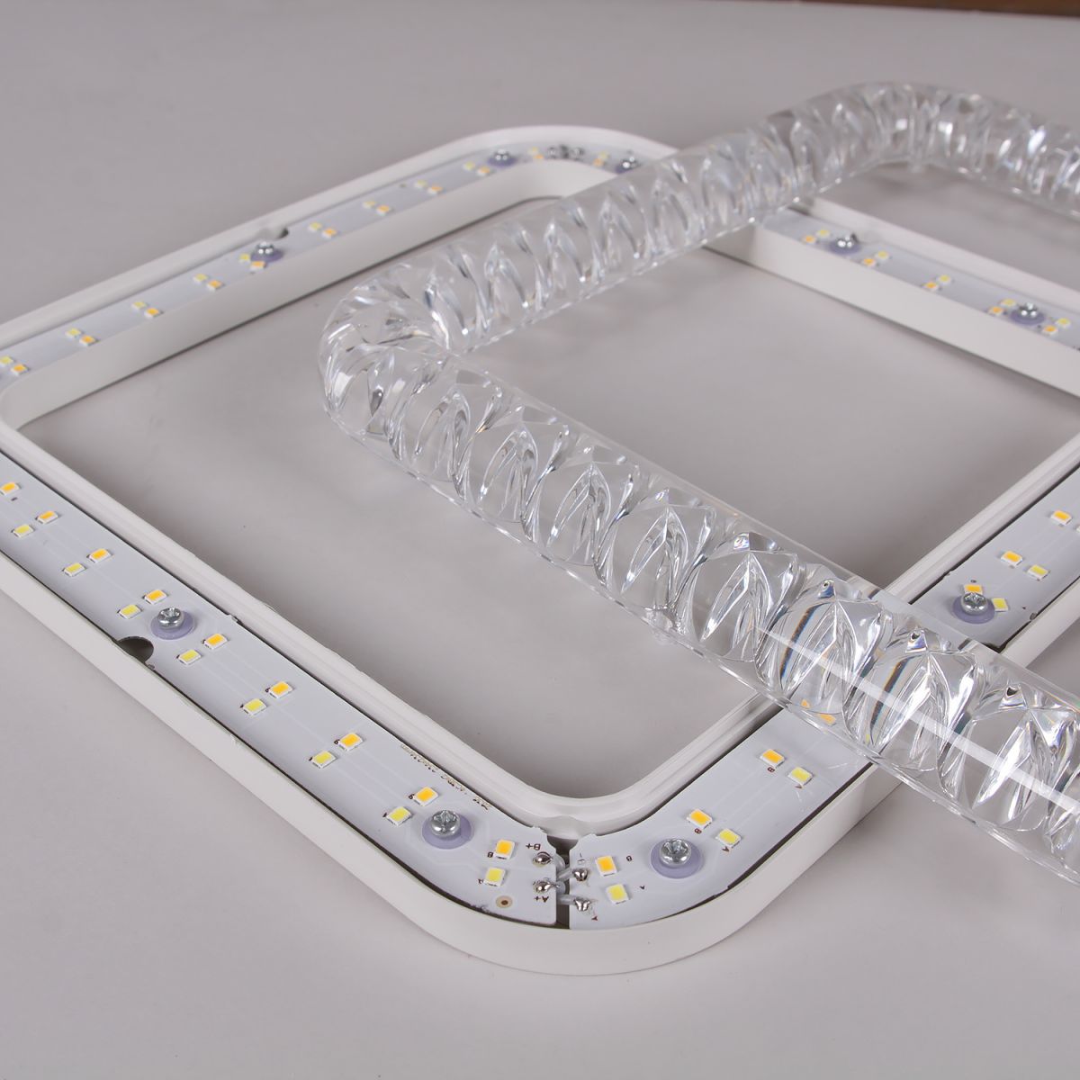 Потолочная люстра Reluce 19848-0.3-04B WH