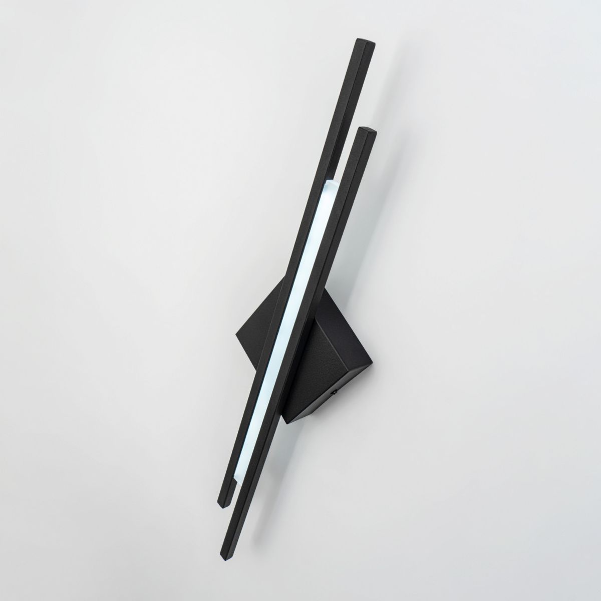 Настенный светильник Modelux ML.728.580 BK