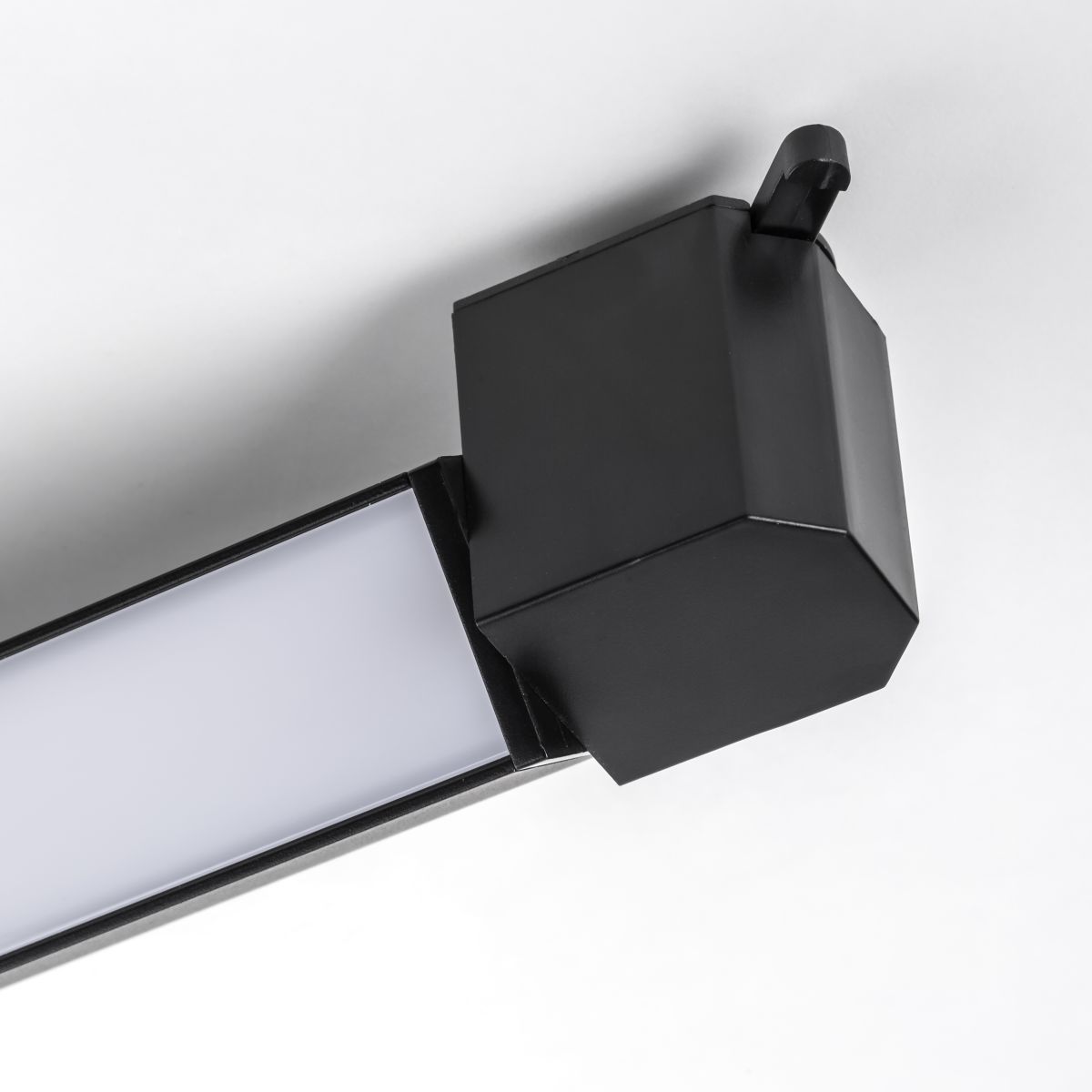 Трековый однофазный светильник Lightstar Lilla 202347