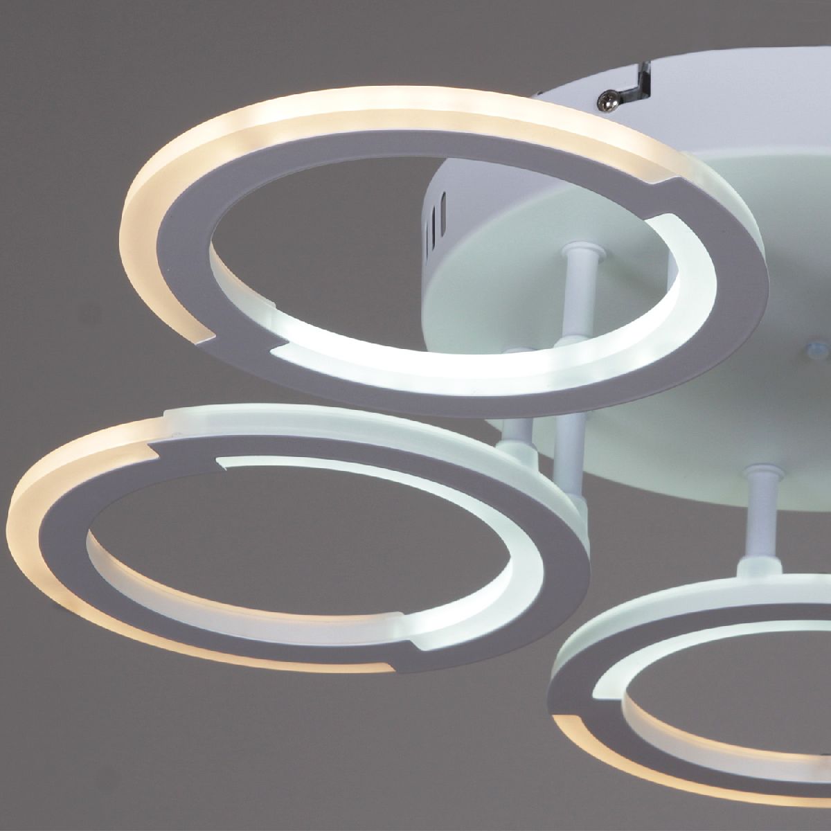 Потолочная люстра Reluce 09820-3.3-05 WH